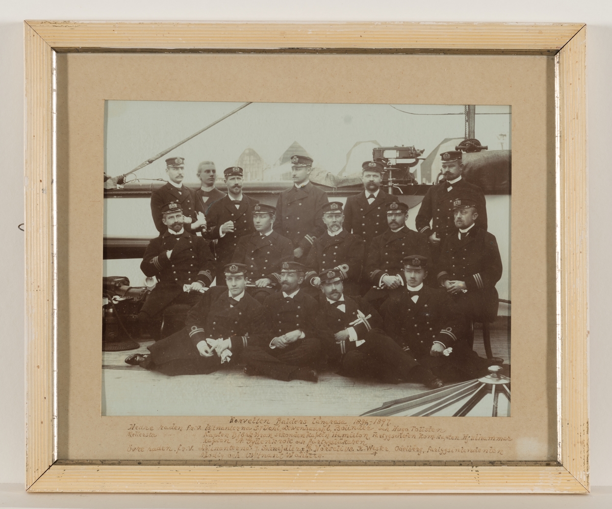 Denna grupporträtt föreställer fartygschefen och sjöofficerare ombord på korvetten Balder under deras långresa 1896-97.