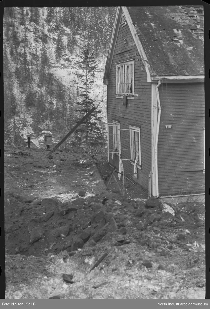Utvendige ødeleggelser på bolighus på Vemork etter alliert bombing 16. november 1943.