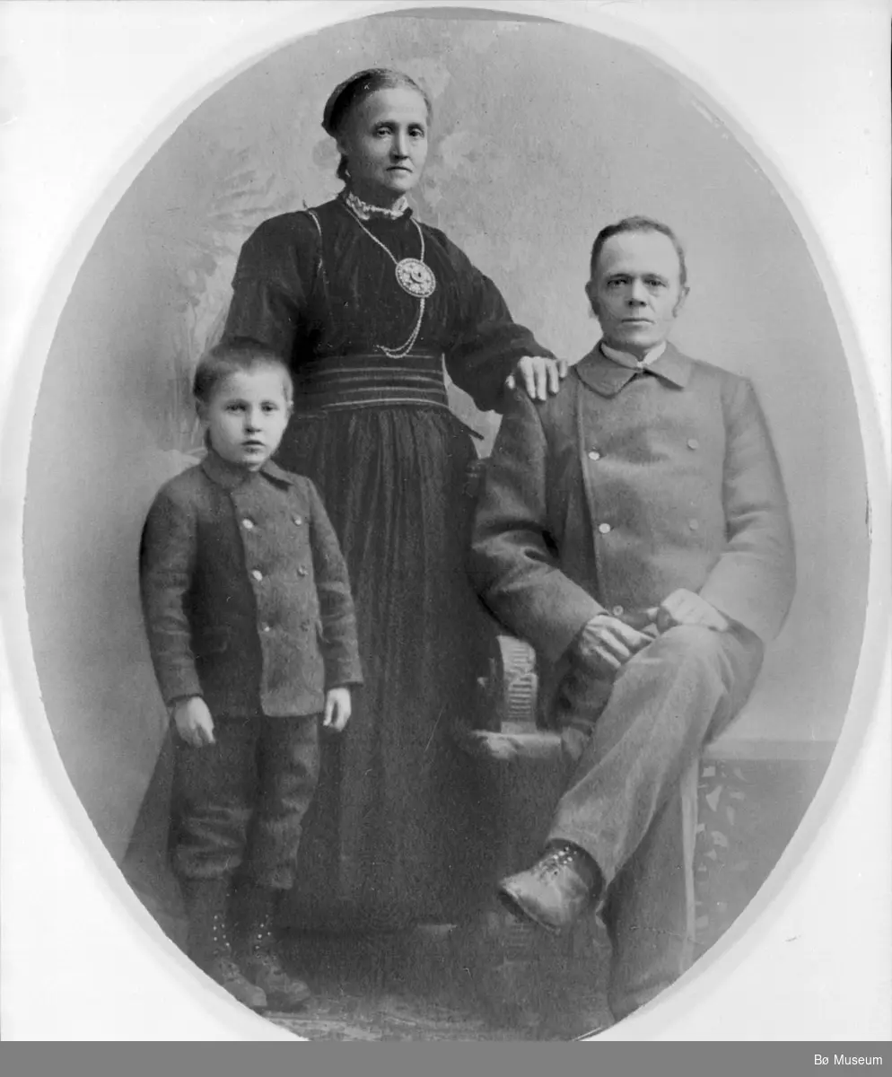 Gunnar O. Helland. og kona med ein son i atelier