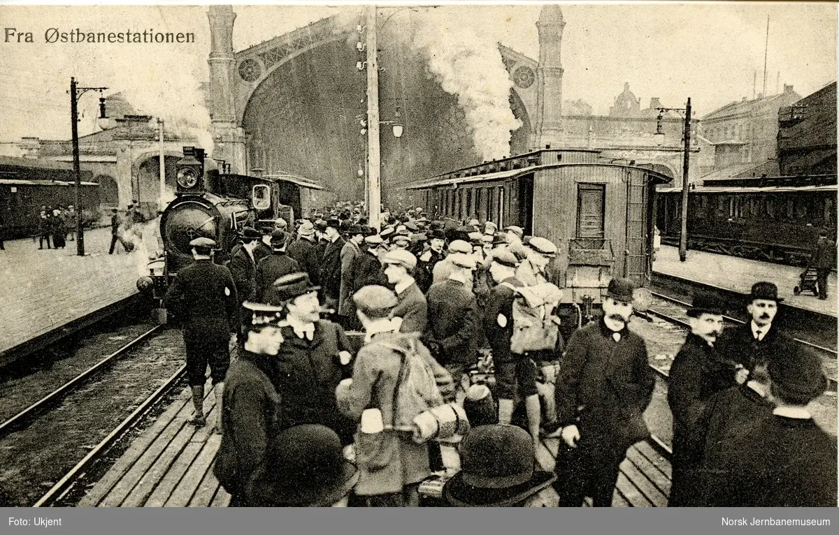 Damplokomotiv og flere persontog på Kristiania Ø (senere Oslo Ø).
