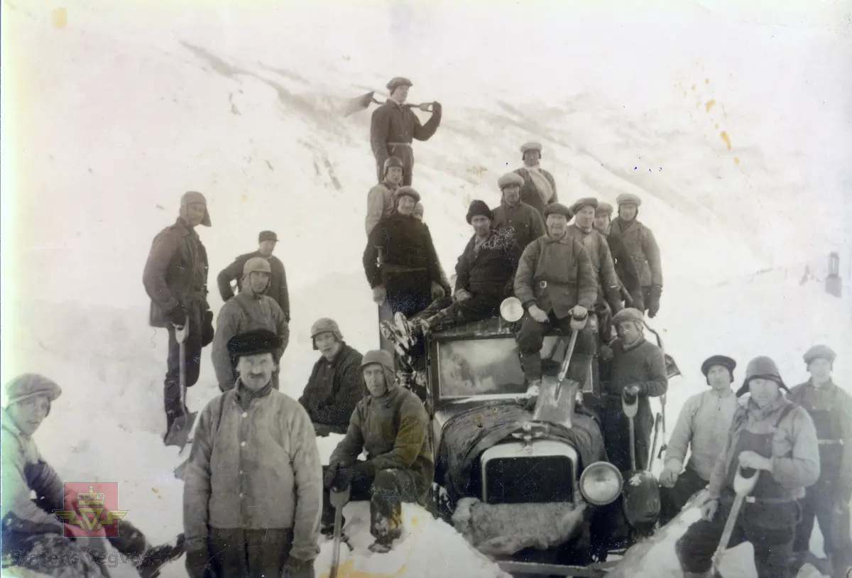 Manuell snømåking og brøyting på riksvegen over Hemsedalsfjellet på 1930-tallet.