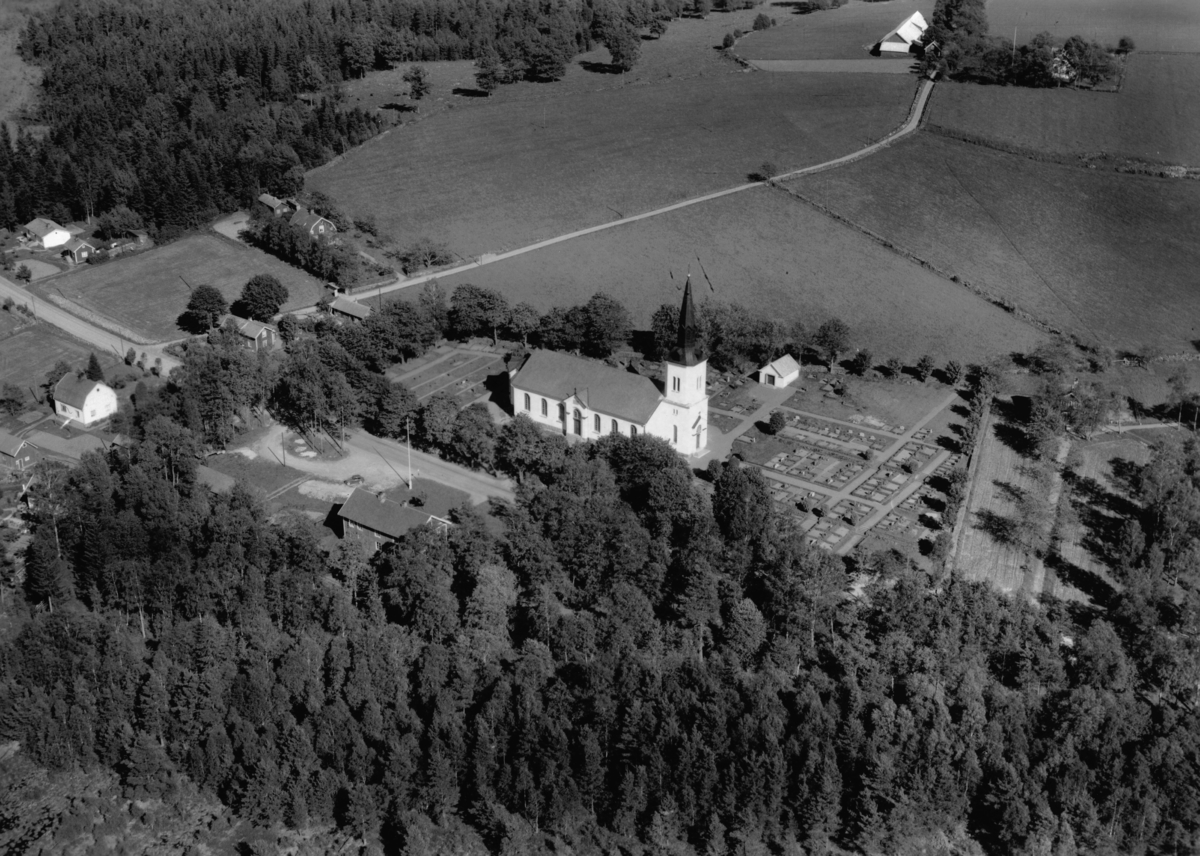 Flygfoto över Myresjö kyrka i Vetlanda kommun, Jönköpings län. Nr: 438/1957