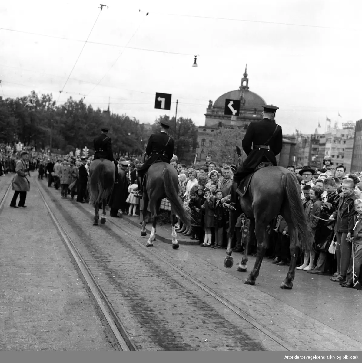 Russetoget, 17. mai 1959. Drammensveien - nå Henrik Ibsens gate. Nationaltheateret. Politihester.