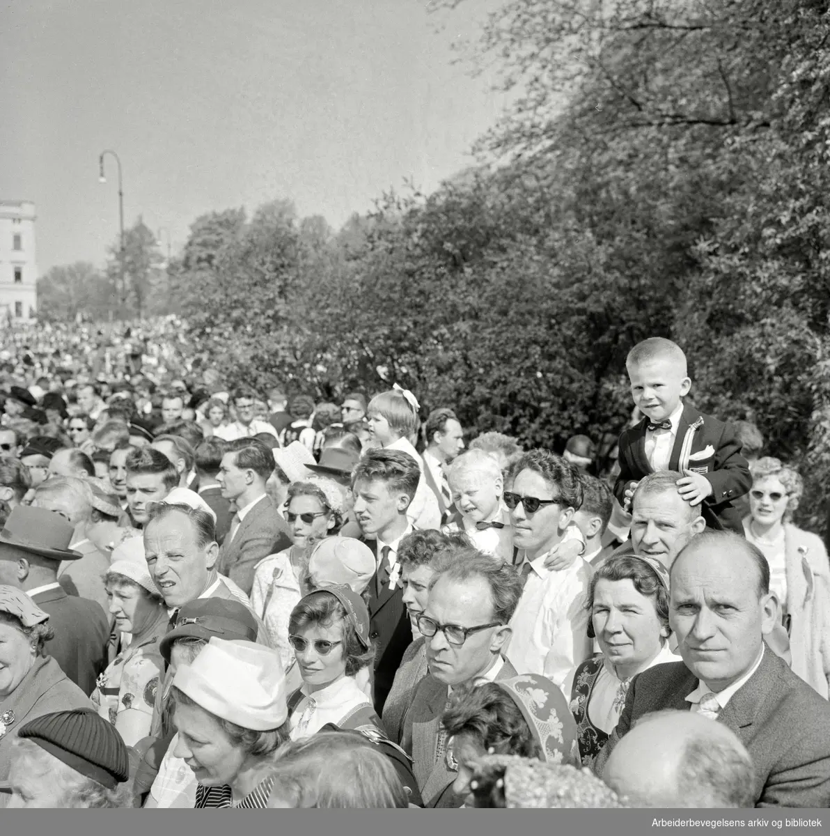 Barnetoget. Tilskuere. 17. mai 1960
