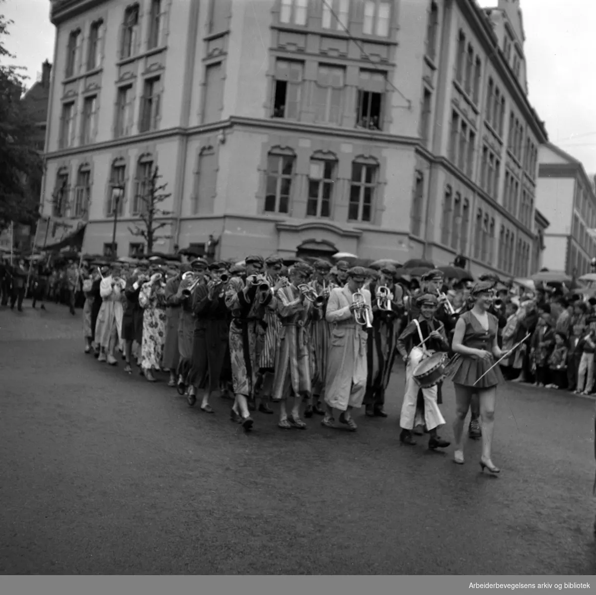 Russetoget 17. mai 1959. Niels Juels gate. Frogner Gymnas (Nå Hartvig Nissens skole)..