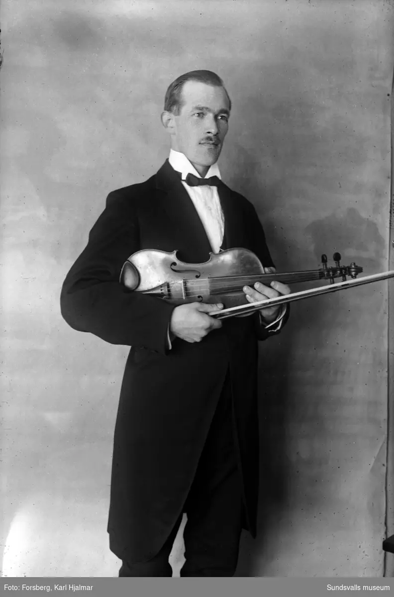 Fotografen Hjalmar Forsberg med sin fiol.