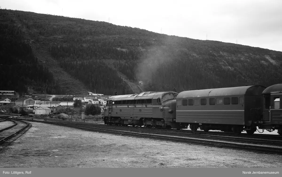 Diesellokomotiv Di 3 615 med dagtoget fra Bodø til Trondheim på Mo i Rana stasjon.