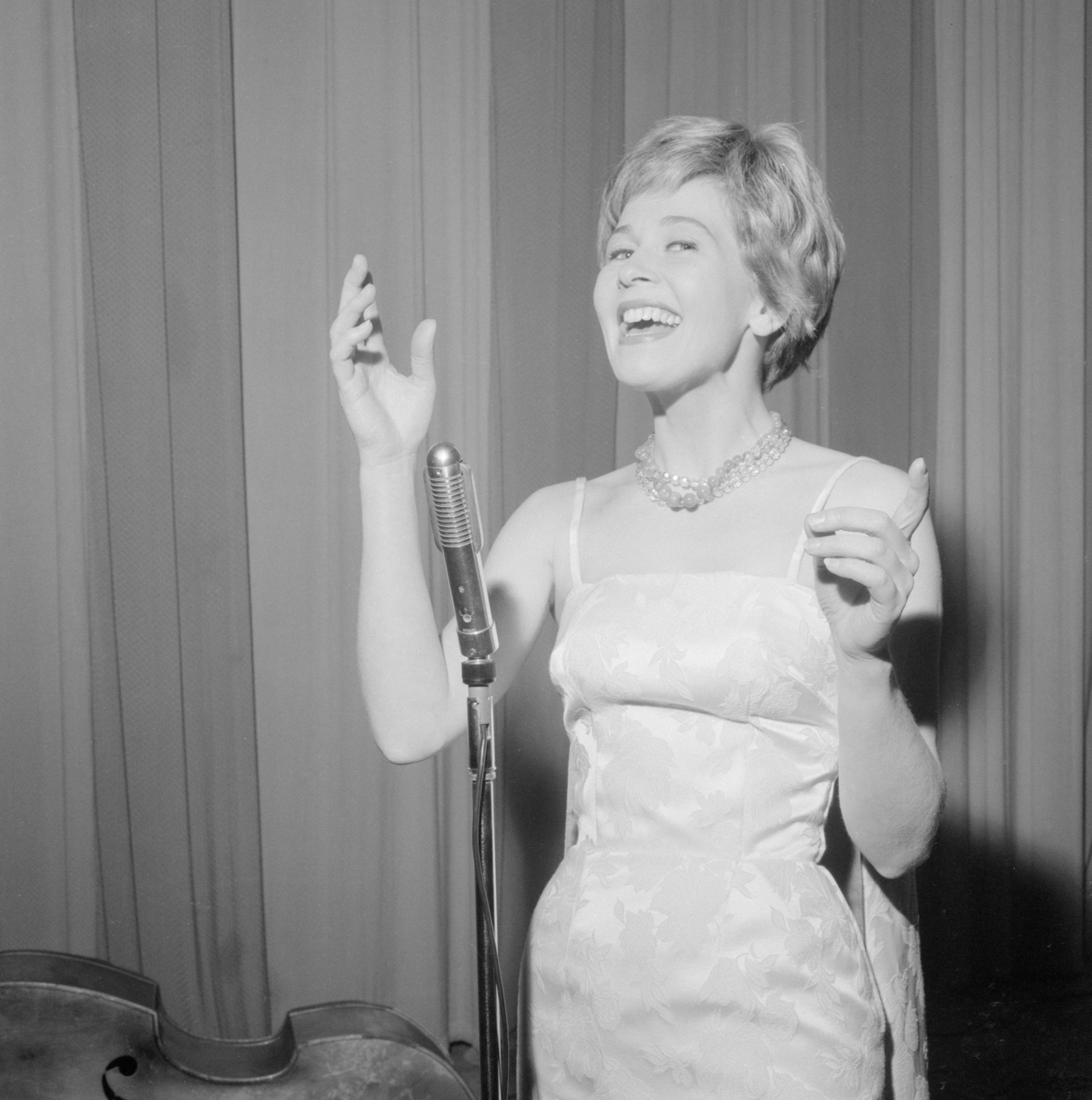 Britt Damberg uppträder i Mjölby Folkets park 1961.
