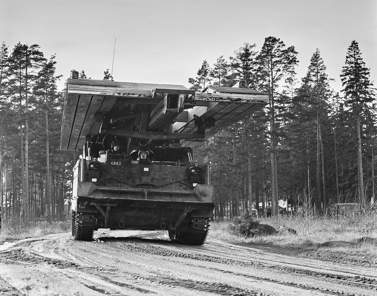 Förevisning av Brobandvagn 941. Förmodligen vid Pansartruppskolan i Skultorp. Kan vara på skjutfältet Kråk.

OBS! fem bilder