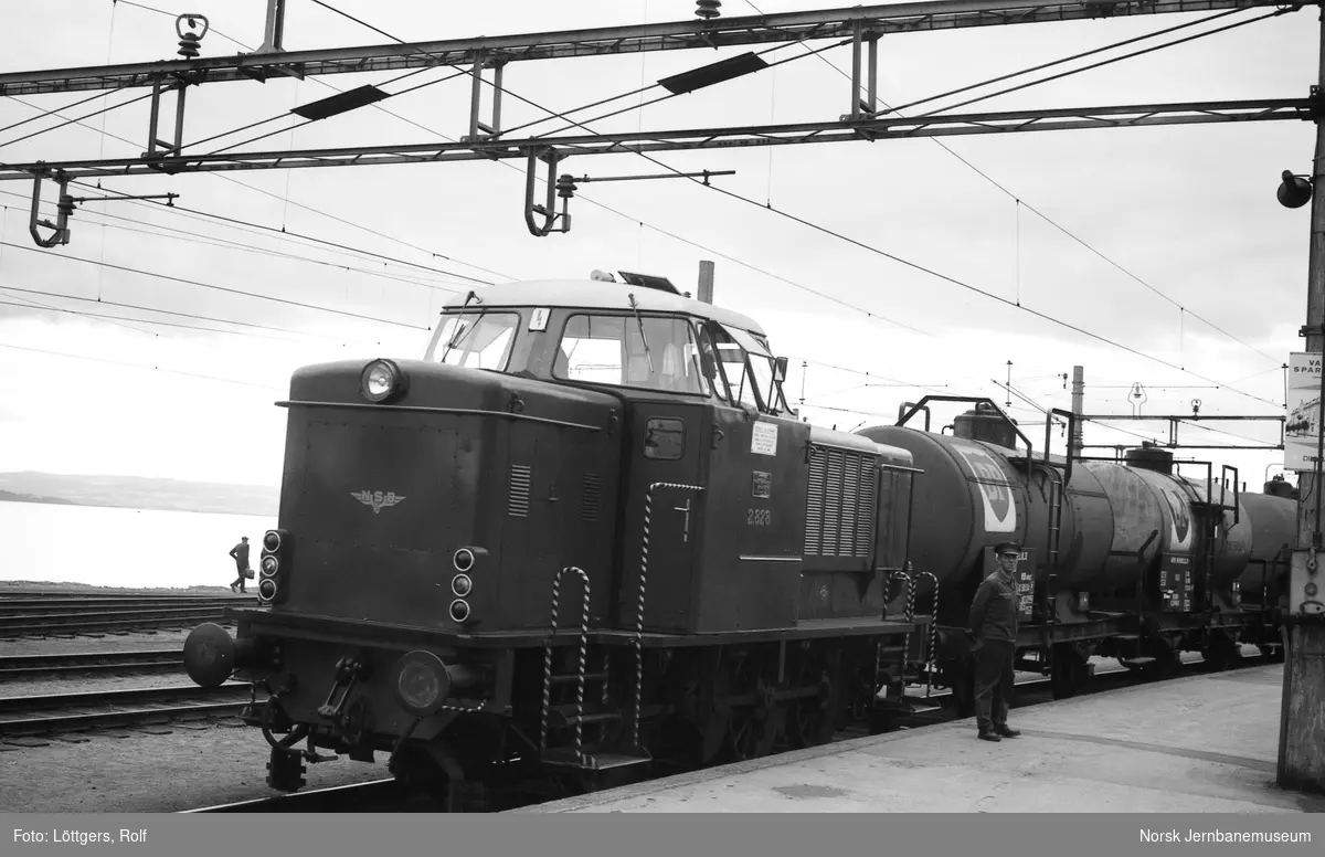 Diesellokomotiv Di 2 828 med tankvogner på Hamar stasjon.