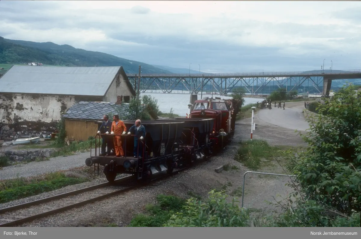 Kipptog fra Mesna Kartonfabrik ved Lillehammer brygge på Hagafetten sidespor med diesellokomotiv Di 2, pukkvogner fremst