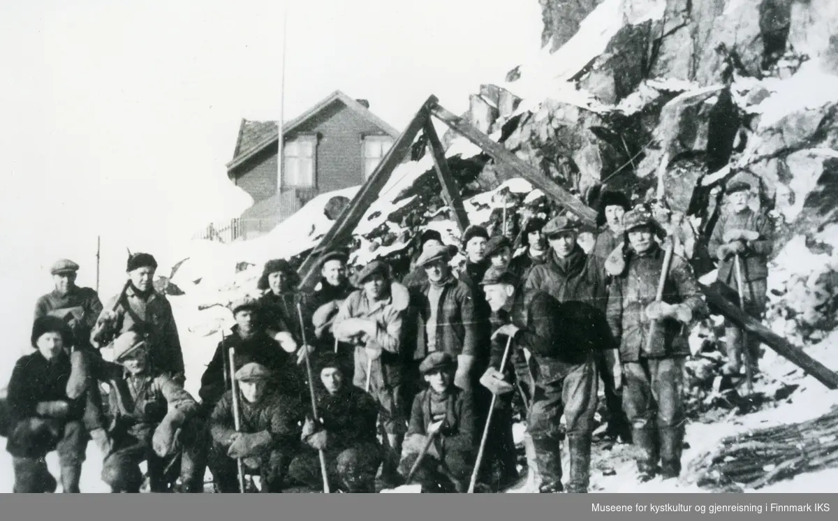 Honningsvåg. Arbeidsgjengen som utførte anleggsarbeid like under Lillefjellet. Ca. 1936.