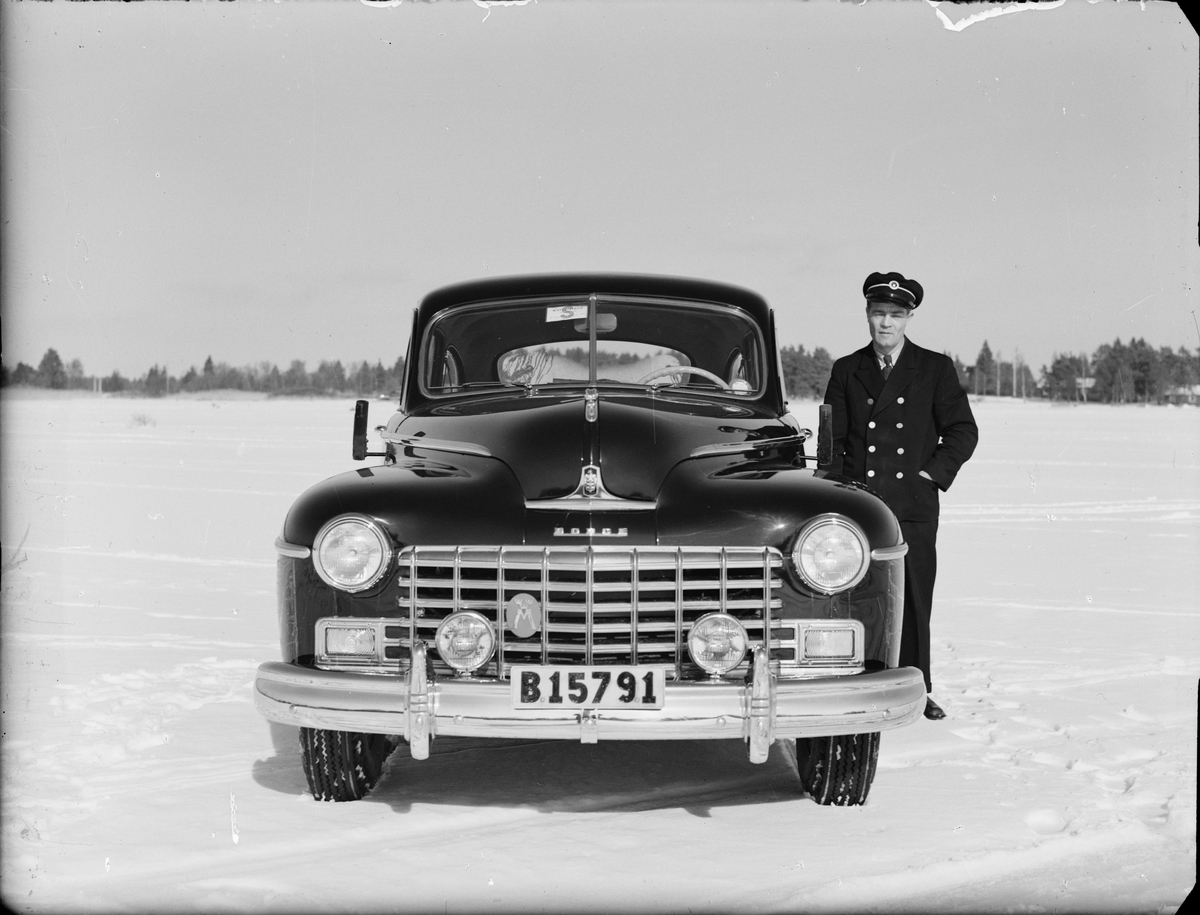 Chaufför vid sin bil på isen vid Östhammars hamn, Uppland