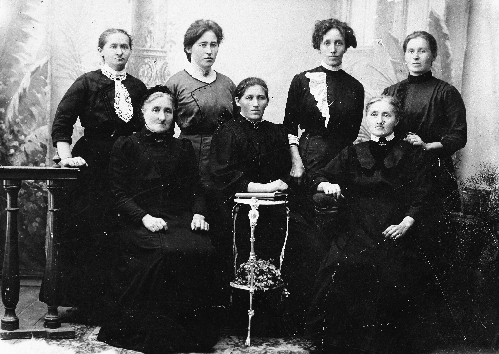 7 søstre født Unheim. Framme f. v. : Ragnhild Eikeland, Serina Undem, Anna Grødem, Bak f. v. : Justina Søyland, Olina Taksdal, Margreta Undheim, Kirsten Undem.