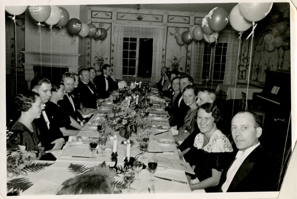Fra familiealbum. Musikkhandlerfest på Bygdøy i 1933, og gruppen er samlet rundt festbordet.