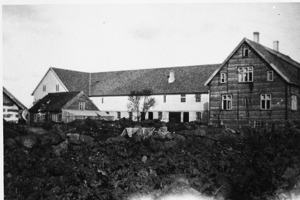 Garden til Toralf Årestad. Løa vart bygd i 1923 og våningshuset i 1924.