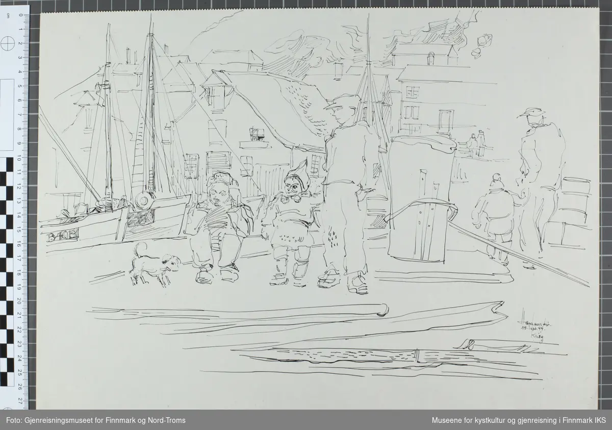 Tegningen viser kaia i Hammerfest med barn og en mann med hund i forgrunnen, deler av fiskebåt  og lagerbygg i bakgrunnen. Deler av Salenfjellet skimtes i bakgrunnen.
