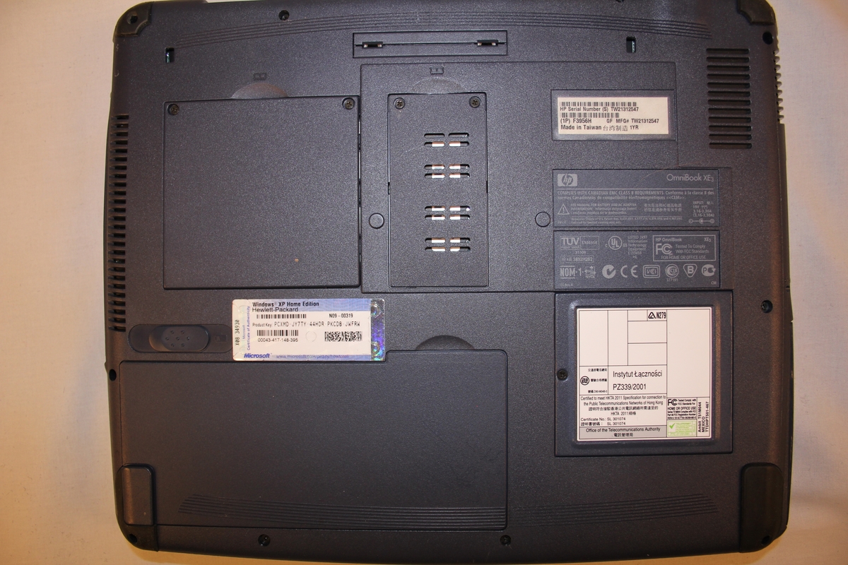 Bærbar PC (Hewlet-Packard) med veske og ladar. Vart kjøpt i 2001 for bruk i "Stadnamnprosjektet" i Valle kommune på 2000-talet.