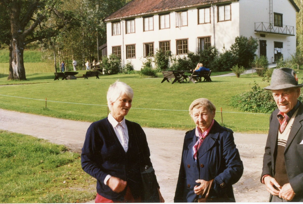 På tur til Oslo.
frå v. Ellen Paulse Hall, Birgit Stuveset Liahagen og Hermann Liahagen.