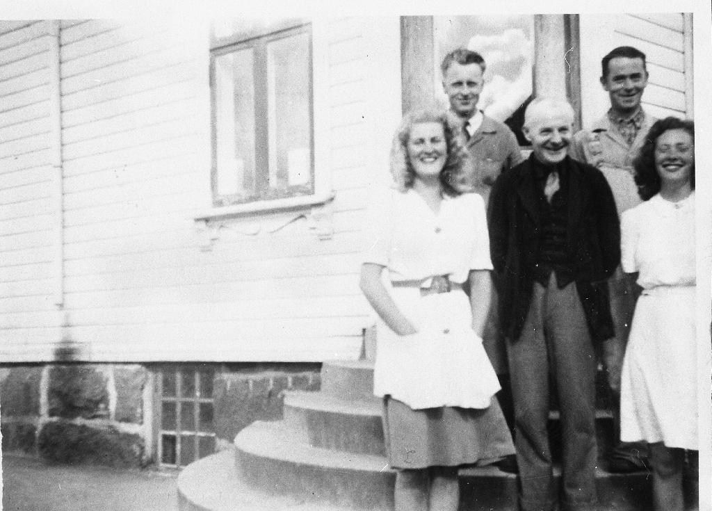 Dei tilsette ved Undheim Handelslag i 1946. Framme f. v. : Aslaug Fløysvik, Andreas Gård, bestyrer M. Guttormsen, Bjarne Fjermestad, Halldis Aanestad.