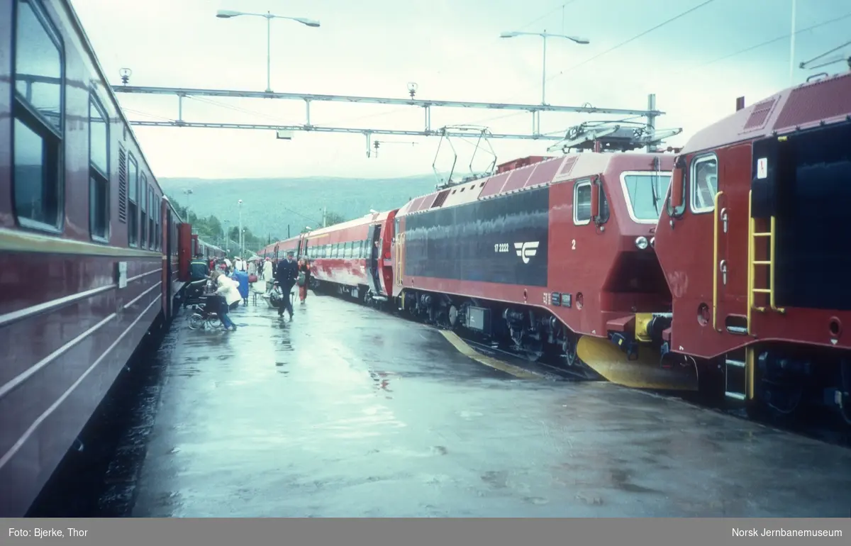 Elektrisk lokomotiv El 17 med ekspresstog 41 Oslo-Trondheim på Dombås stasjon - første dag med nye personvogner type 7