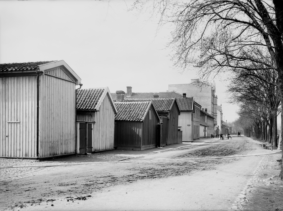Båtmansbackens bebyggelse utmed Norra Strandgatan mot järnvägsbanken och Vättern i Jönköping. De höga husen i bakgrunden byggdes 1904 respektive 1905.