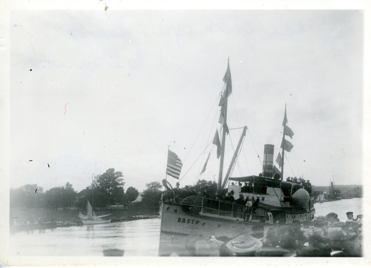 Fredrikstad. DS "Bastø", ankomst Dampskipsbrygga 26, jubi 1907 med sangkoret Dovre fra Minneapolis, USA.