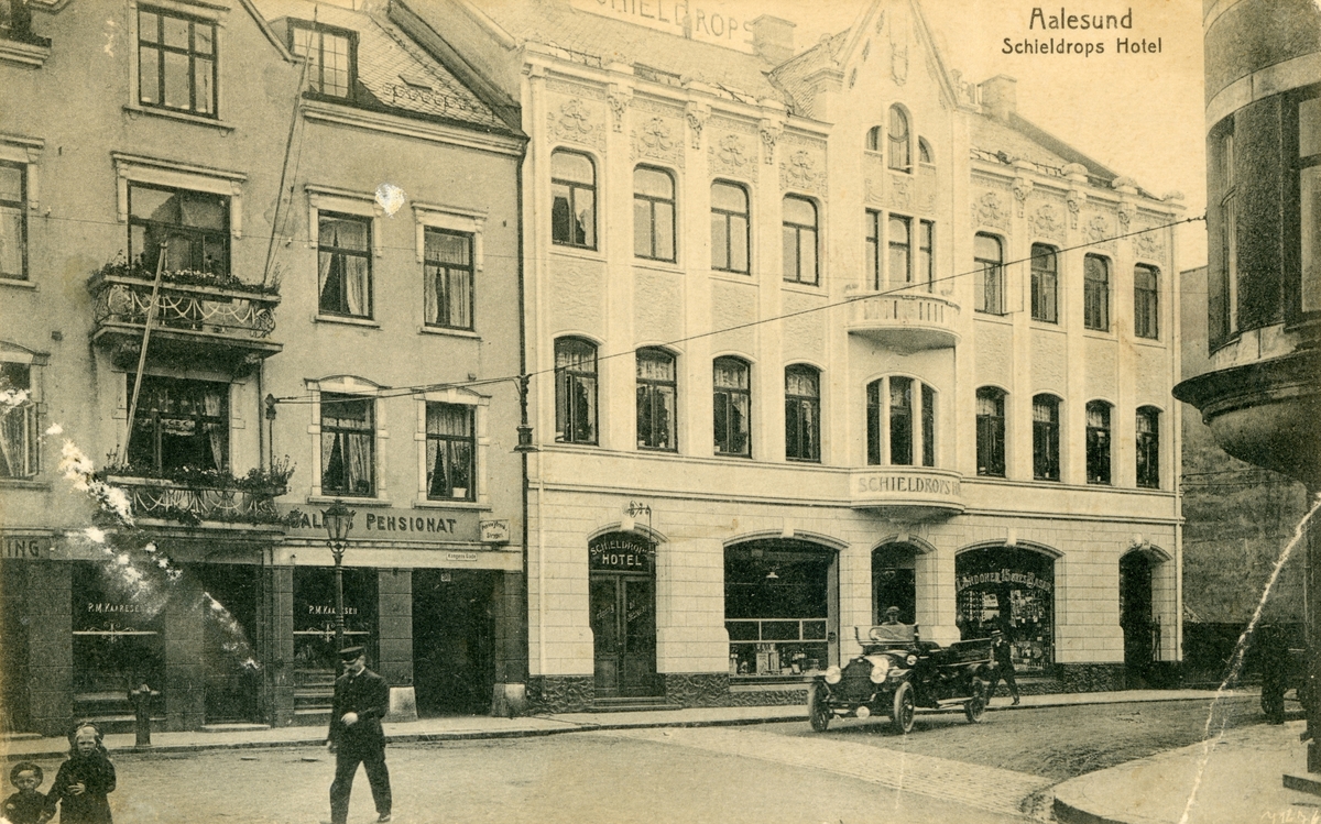 Prospektfotografi av Schieldrops hotell, Dalens(?) pensjonat og noen forretninger i Kongens gate, Ålesund.