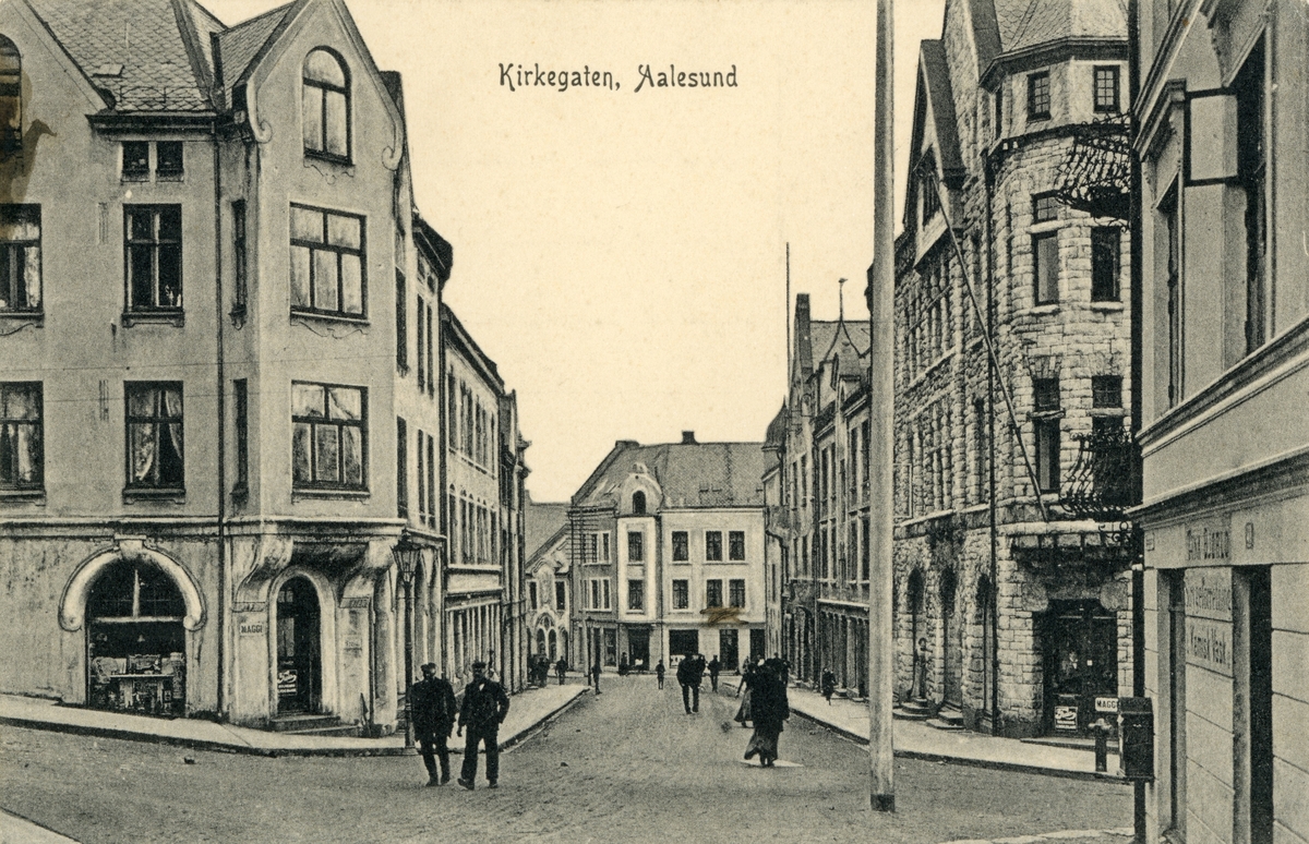 Motiv av gatemiljøet i Kirkegata i Ålesund, sett mot øst.