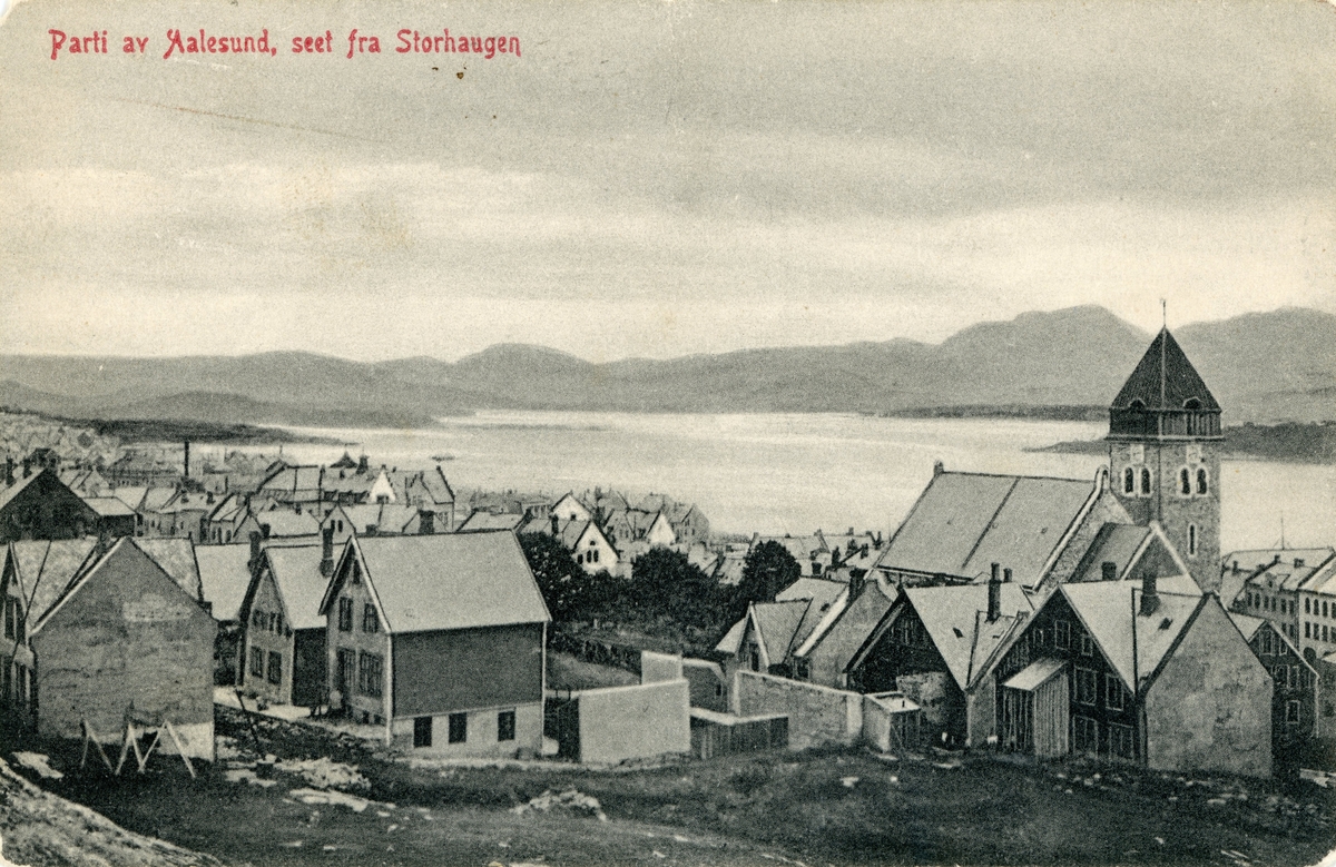 Oversiktsbilde av deler av Aspøya i Ålesund, sett fra Storhaugen.