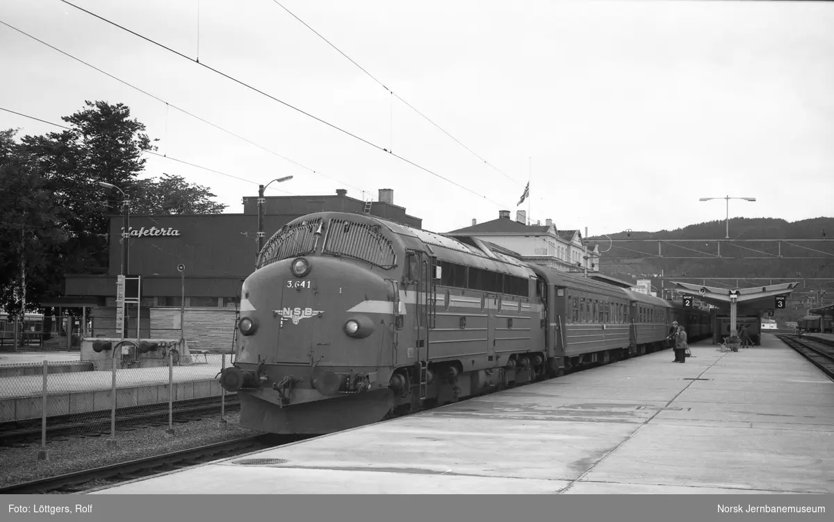 Diesellokomotiv Di 3 641 med dagtoget til Bodø, tog 451, på Trondheim stasjon.