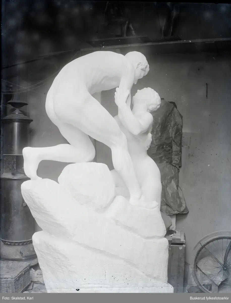 Karl Skalstads hovedverk Paa klippen ble vist på Statens Kunstustilling i 1912. Gipsmodellen ble sett på som det betydligste på utstillingen