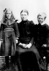 Ceselie Holmvik Johansen, Astrid Wilhelmine Johansen og Magn