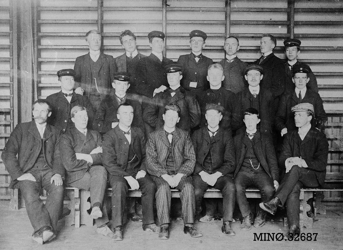Gruppebilde, menn - Anno Musea i Nord-Østerdalen / DigitaltMuseum