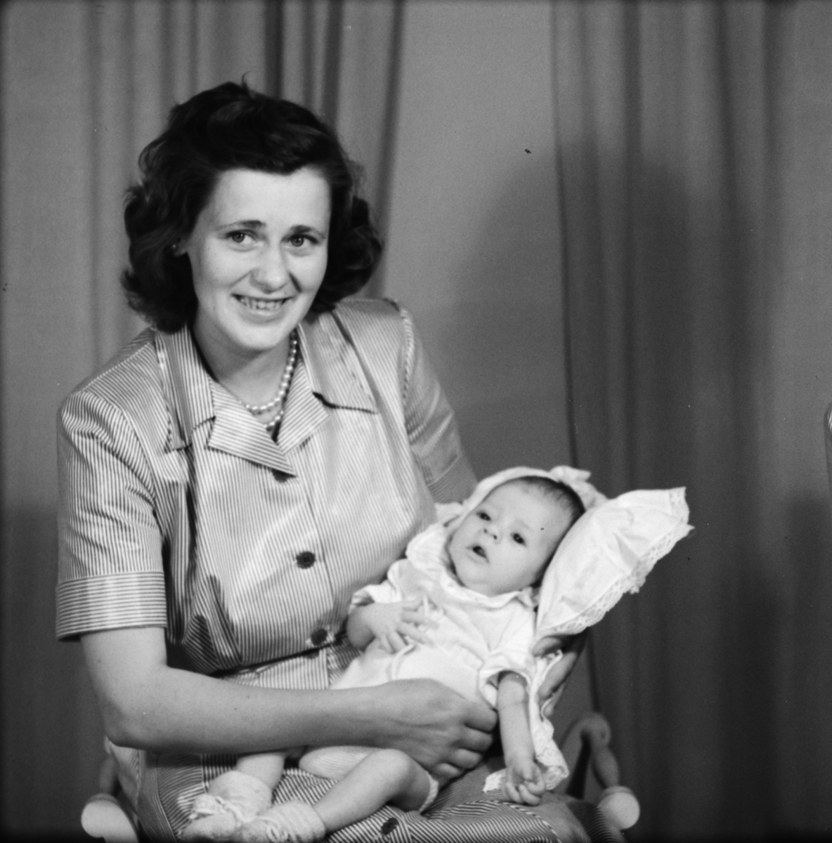 Essy Nordström med spädbarn från Torsne, Alunda socken, Uppland 1951