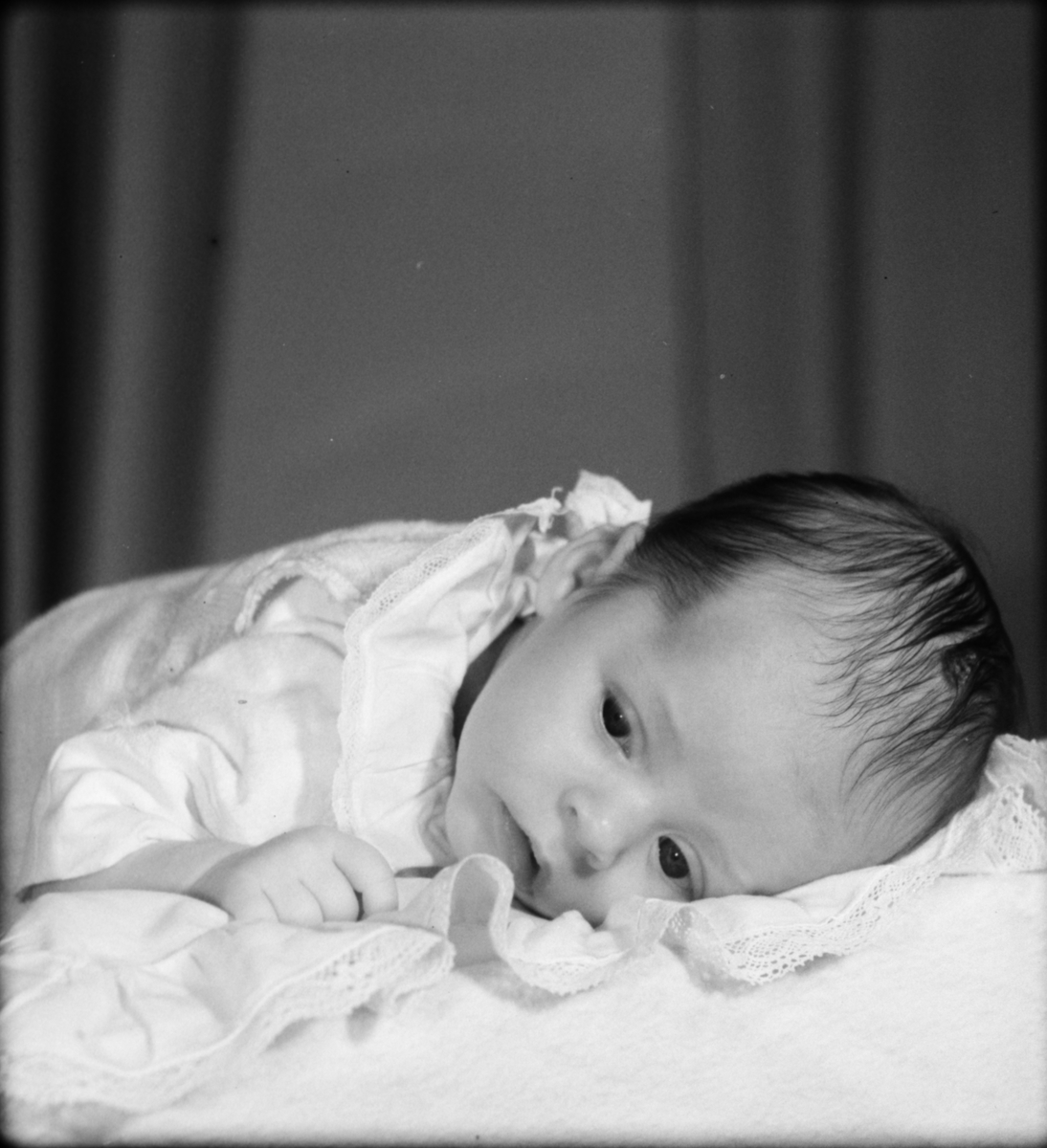 Essy Nordström med spädbarn från Torsne, Alunda socken, Uppland 1951