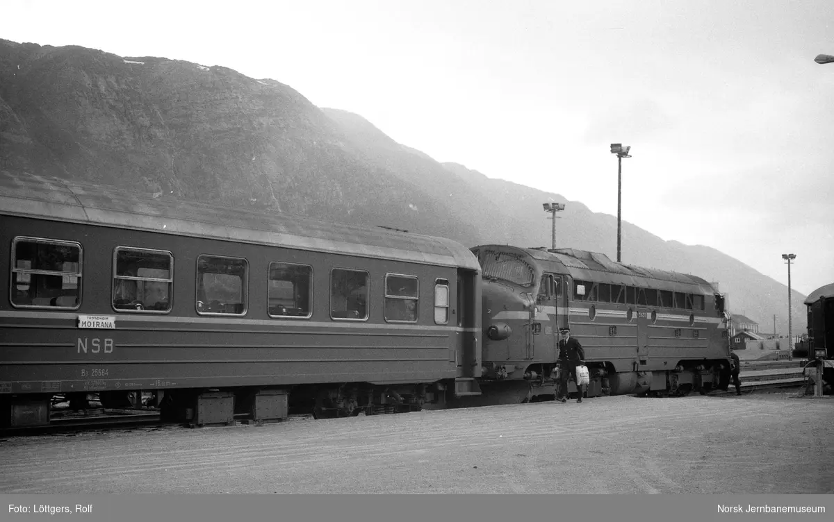 Diesellokomotiv Di 3 631 med dagtoget fra Trondheim til Bodø, tog 451, på Mosjøen stasjon. Bytte av lokomotivfører. De to fremste vognene i toget ble koblet fra i Mo i Rana