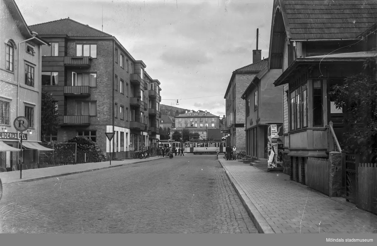 Frölundagatan i Mölndalsbro, Mölndal, i riktning mot öster.

Foto: H.L. (H. Lindenhag?)