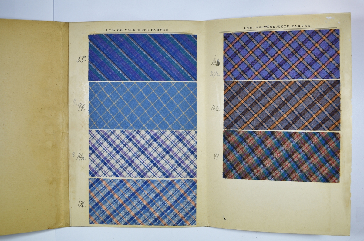 Hefte med utfoldbare sider hvor stoffprøver er limt inn. Heftet viser stoffer med kvalitet Albion og flere ulike design/farger av dette mønsteret.