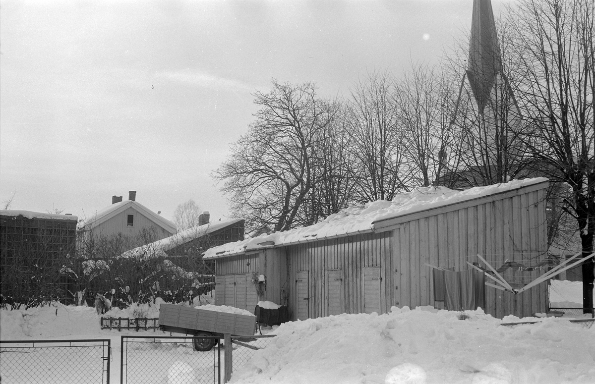 GRØNNEGT. 101 i Hamar, M 114, UTHUS. Hamar domkirke t. h. 