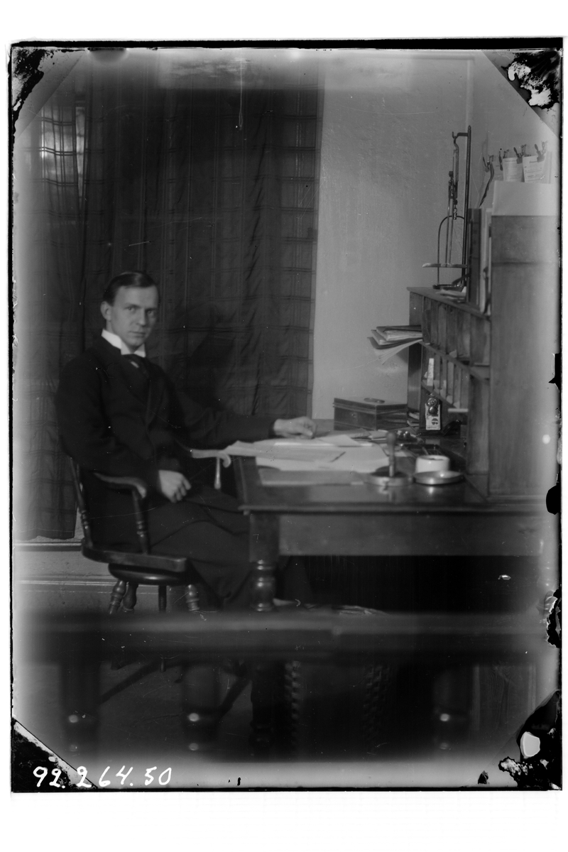 Hålahults sanatorium, interiör, en man sitter vid ett skrivbord, Birger Olsson? hade hand om posten och labratoriet.