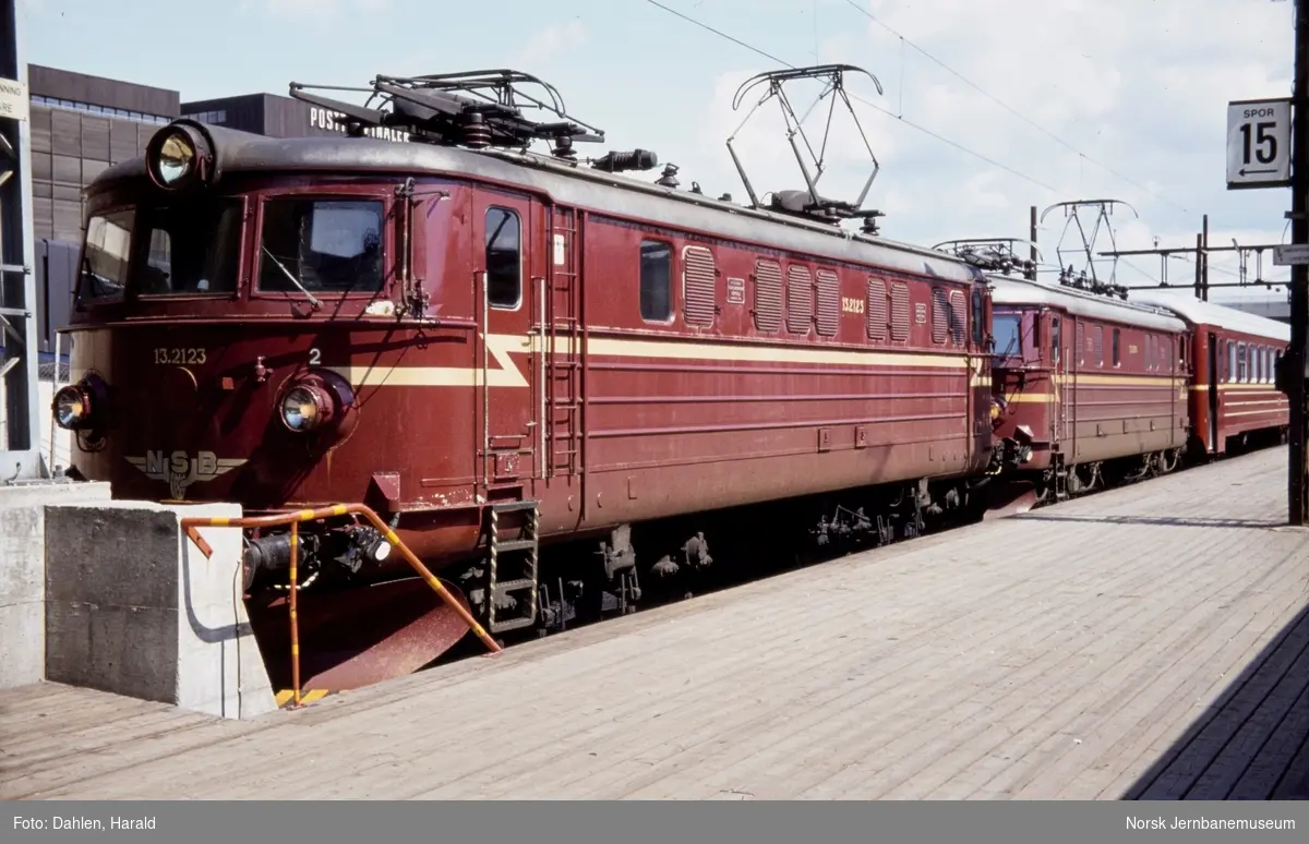 Elektriske lokomotiver El 13 2123 og El 11 2079 med persontog på Oslo Sentralstasjon