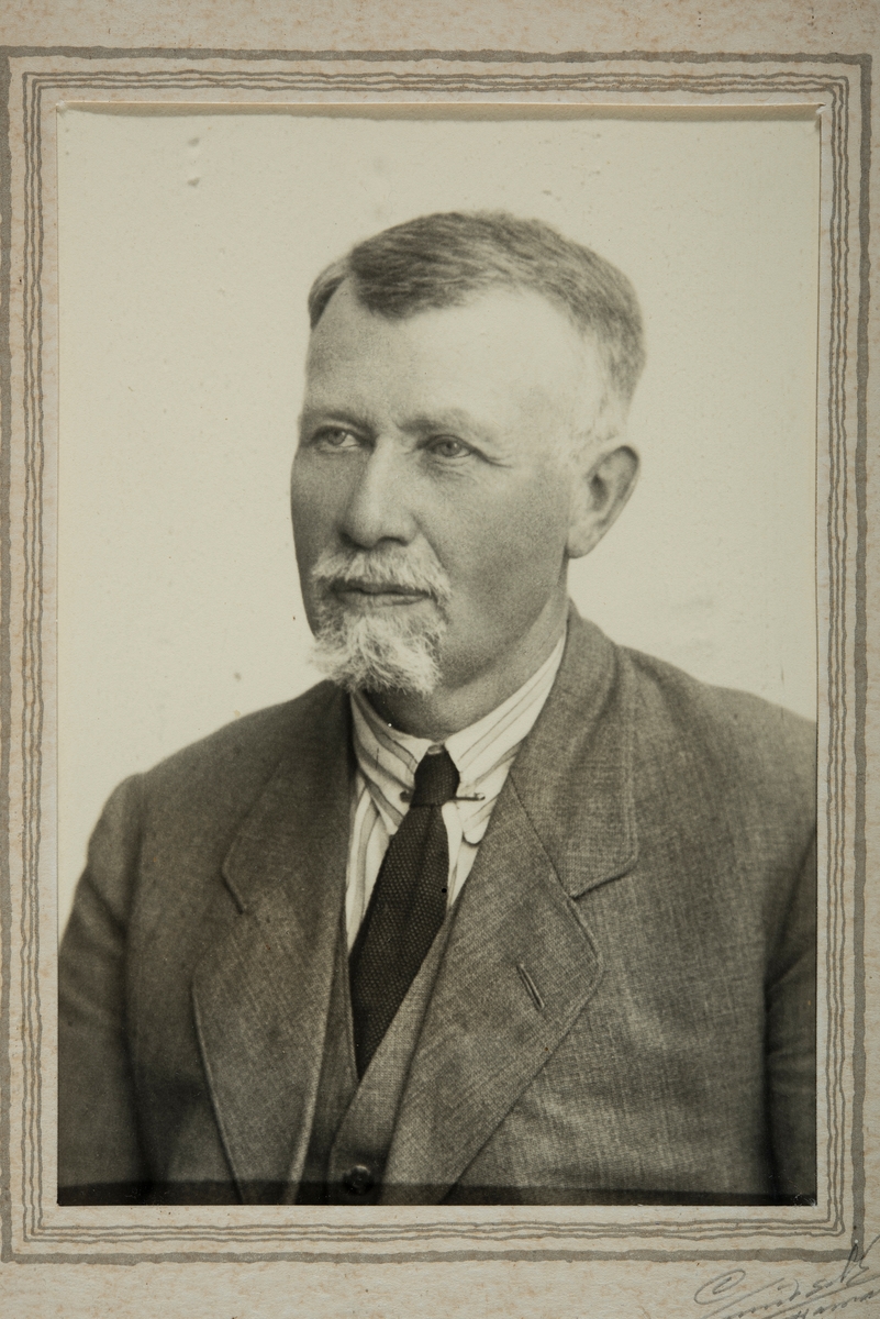Olaf Jørstad f. 1867. Lier gård, Furnes. Han kjøpte garden i 1906 av Nils Lier.