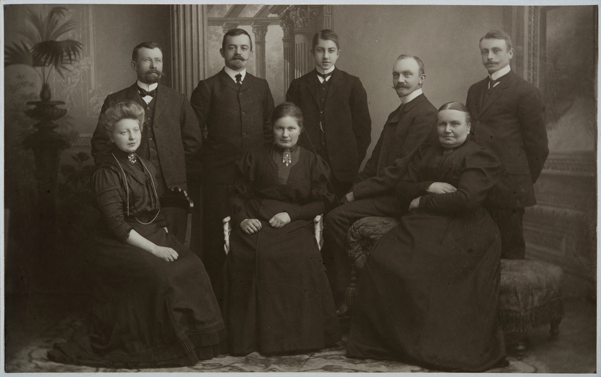 Ida Kjos med barn og to svigersønner. Barna Odvin, Gunnar og Bjarne var ugifte, Inga g. m Olaf Jørstad, Magna g.m Magelsen (senere skilt) Ukjent plassering.