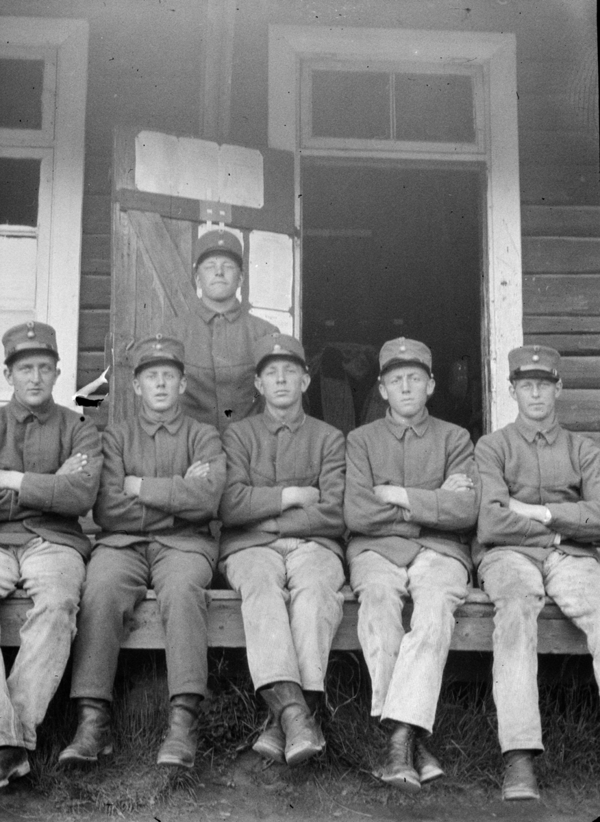 Seks menn i soldatuniform. Karl O Moe til venstre.