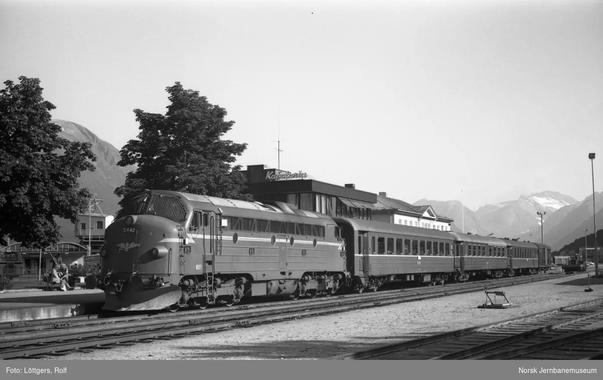 Diesellokomotiv Di 3 642 med dagtoget til Oslo, tog 352, på Åndalsnes stasjon.