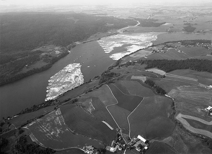Flyfoto over parti av elv med mange tømmerstokker holdt på plass av lenser. (Foto/Photo)