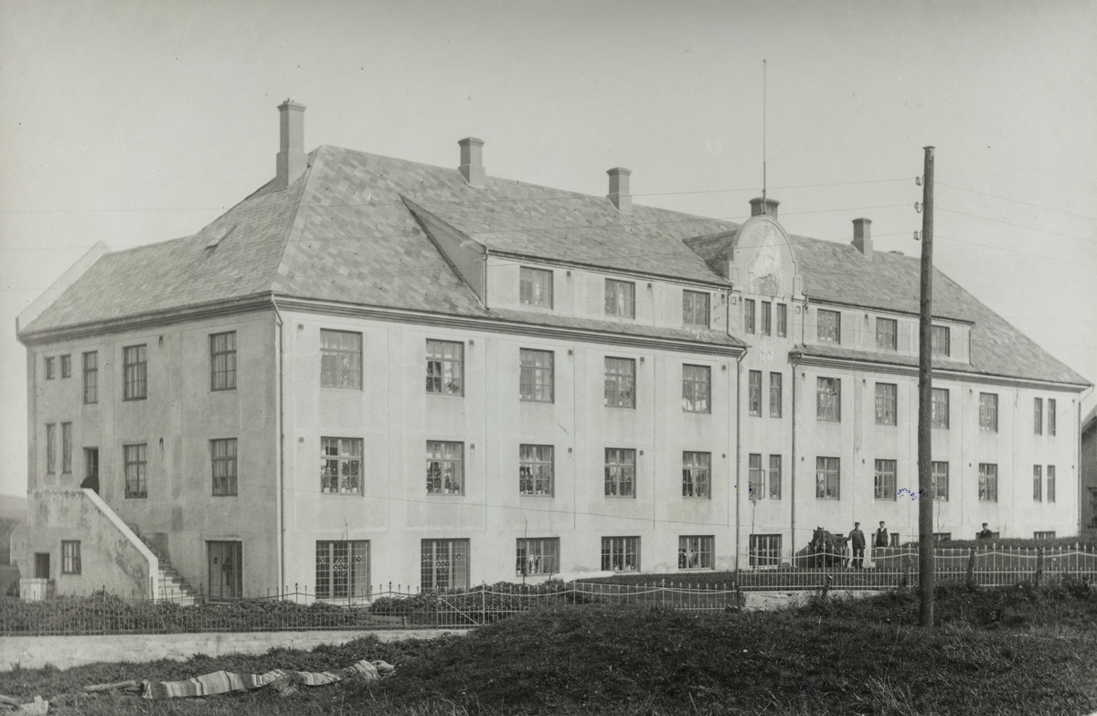 Sjømenns Aldershjem, Langgata 50, bygget på Hasseløy 1919, sett mot sydvest.