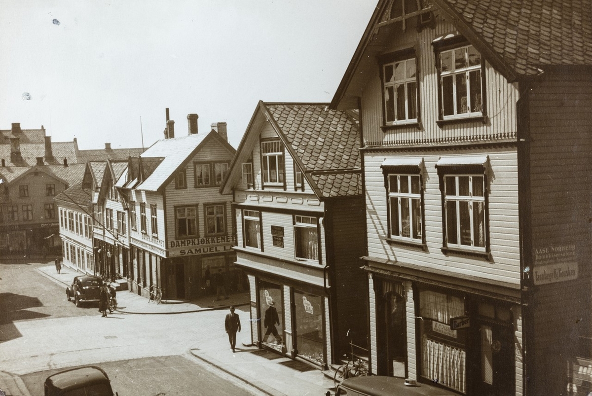 Gatekrysset Niels Skorpens gate - Haraldsgata sett mot vest, 1938.