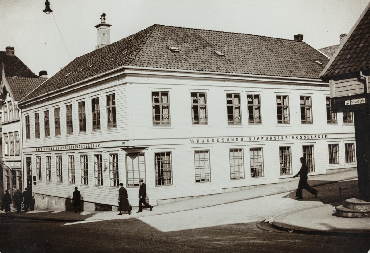 Parti fra gatekrysset Strandgata - Niels Skorpens gate, 1938.